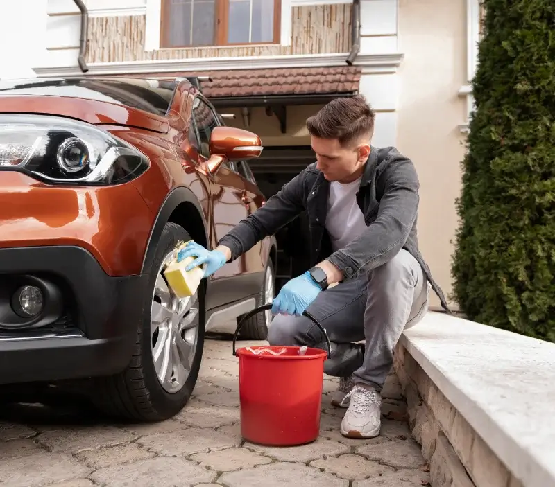 Lavage auto à domicile Domfront-en-Champagne : professionnel intervenant sur un véhicule
